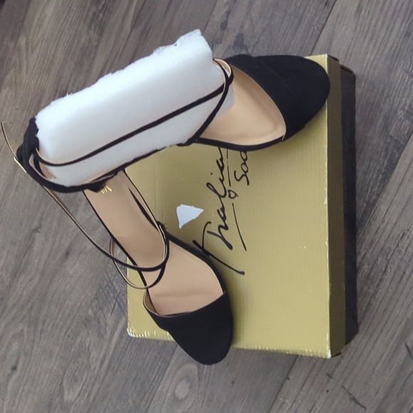 Thalia Sodi Sandals Black Strappy  Gold Hardware Darria Style - Picture 6 of 7